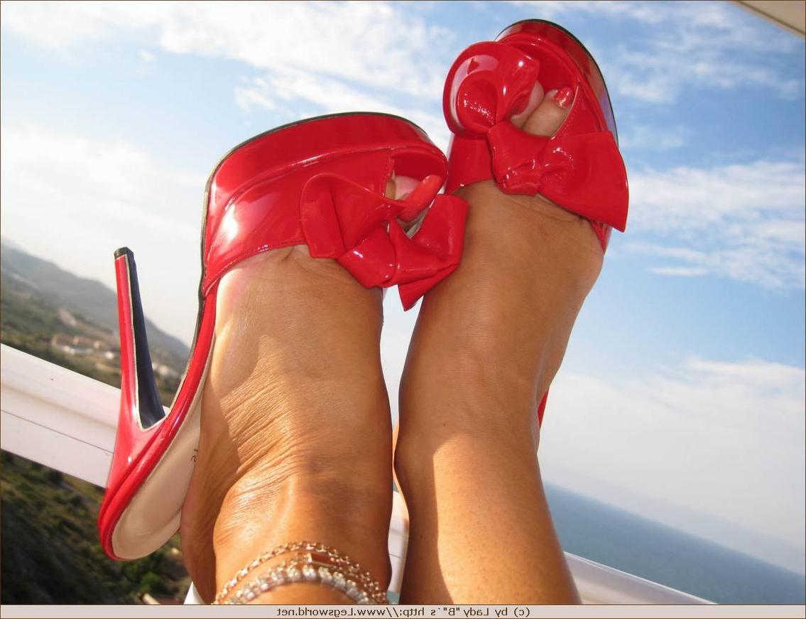 12P Guy removes high heels and sucks yummy toes