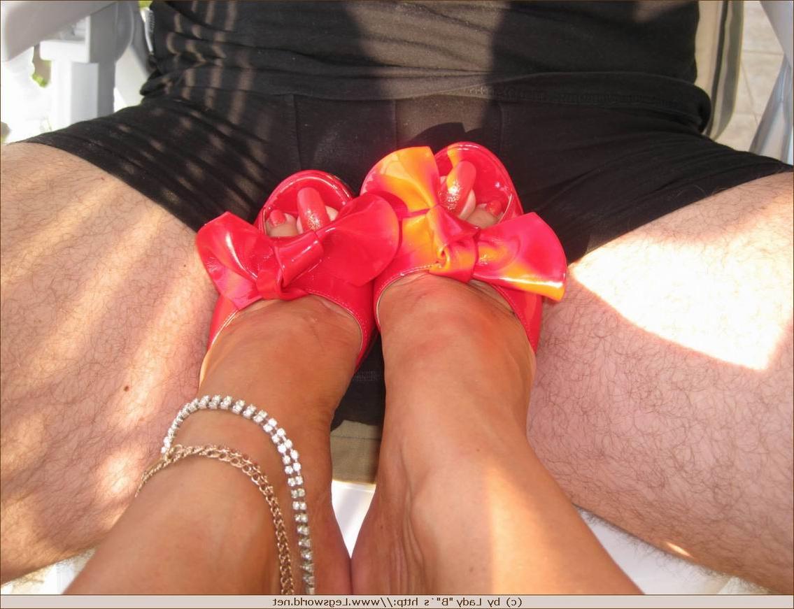 12P Guy removes high heels and sucks yummy toes