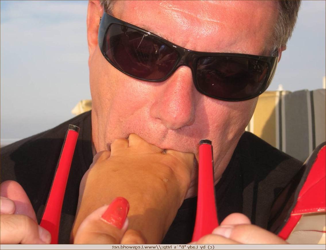 12P Guy removes high heels and sucks yummy toes