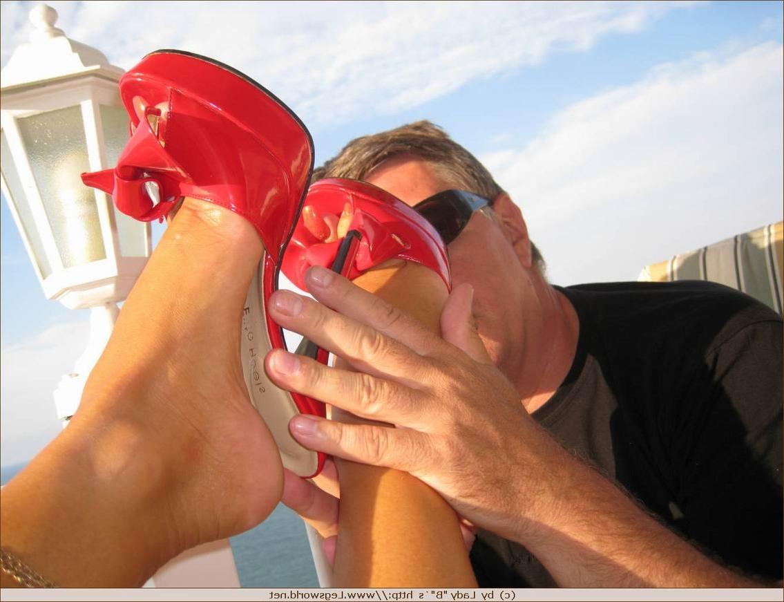 12P Guy removes high heels and sucks yummy toes