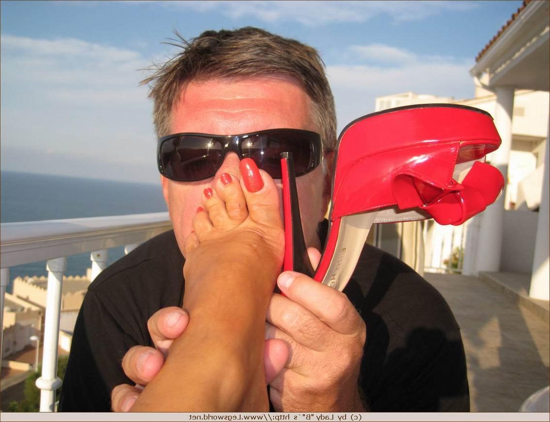 12P Guy removes high heels and sucks yummy toes
