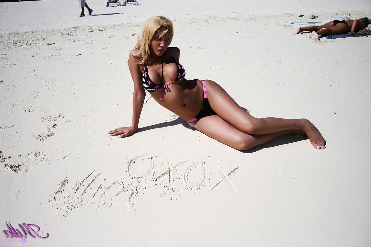 15P Sassy shemale in a bikini in Cancun