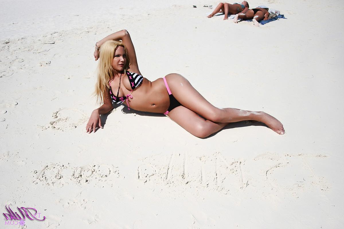 15P Sassy shemale in a bikini in Cancun