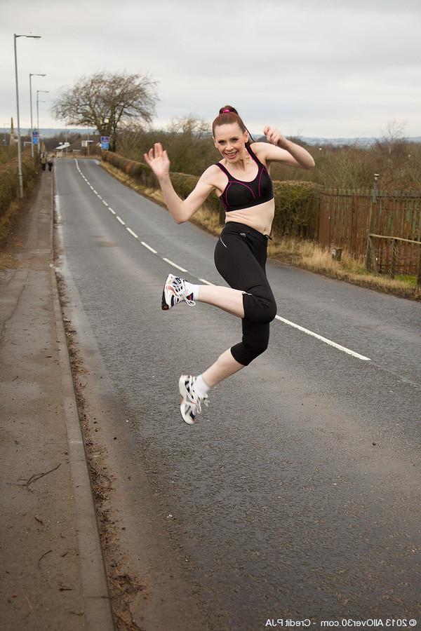 13P after a good run outdoors this milf brings it indoors to stretch pussy