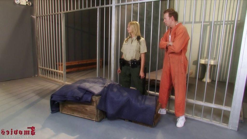 16P Warden Briana Banks fucks an inmate in a prison