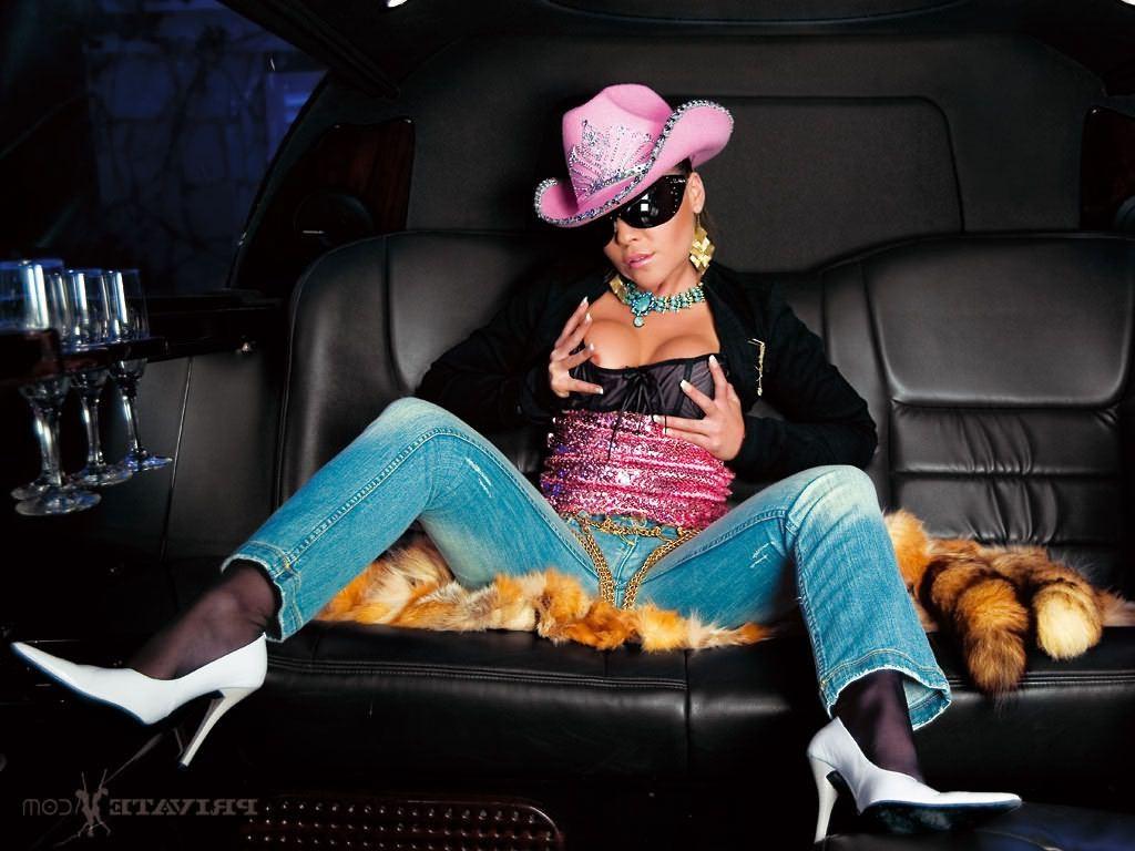 15P Cool pornbabe banged in the car