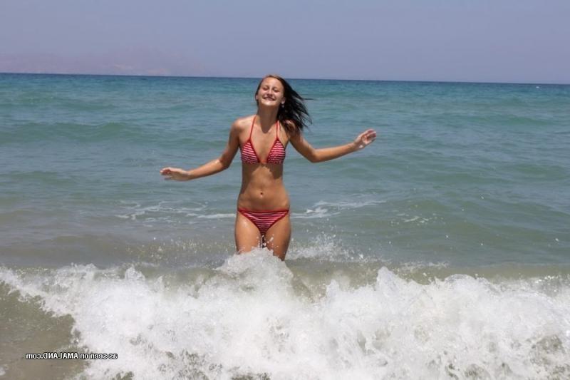 10P Sexy teen babe enjoying the beach while posing for her BF