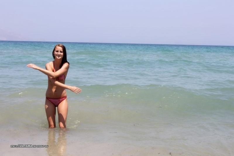 10P Sexy teen babe enjoying the beach while posing for her BF