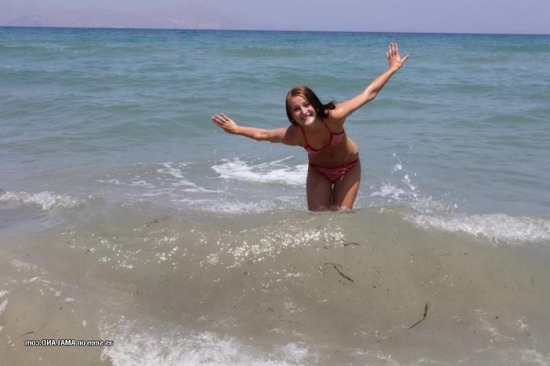 10P Sexy teen babe enjoying the beach while posing for her BF