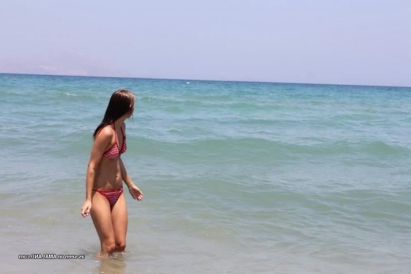 10P Sexy teen babe enjoying the beach while posing for her BF
