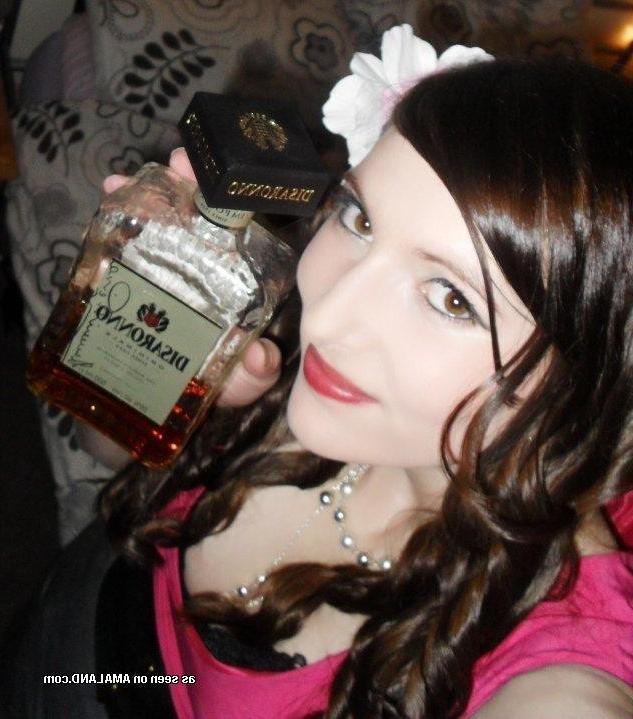 14P Sexy non-nude self-shooting brunette party girl