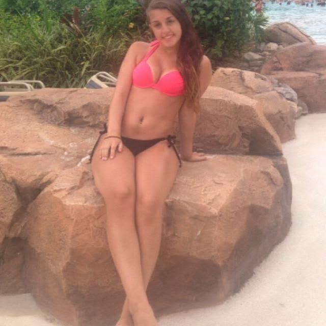 10P Girlfriends show their fine bodies while posing in bikinis