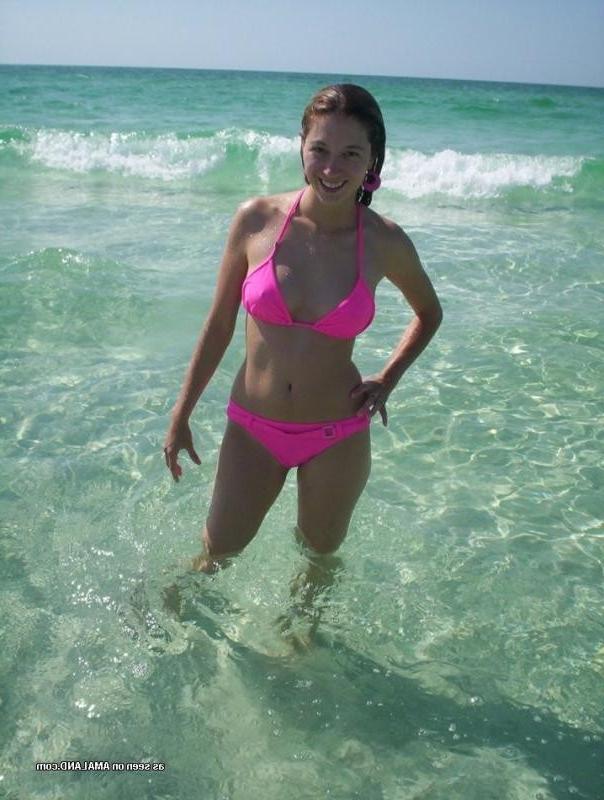 10P Gallery of a redheaded babe posing in her sexy bikini