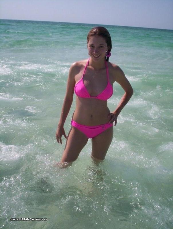 10P Gallery of a redheaded babe posing in her sexy bikini
