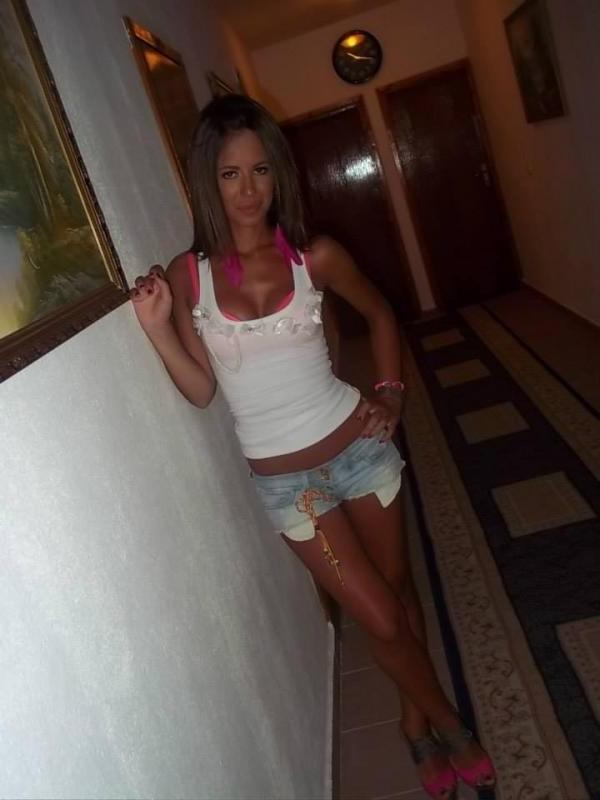10P Slutty amateur girlfriend teasing her pal while posing