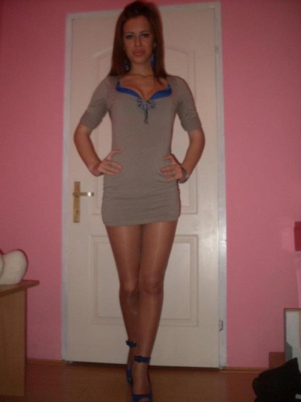 10P Slutty amateur girlfriend teasing her pal while posing
