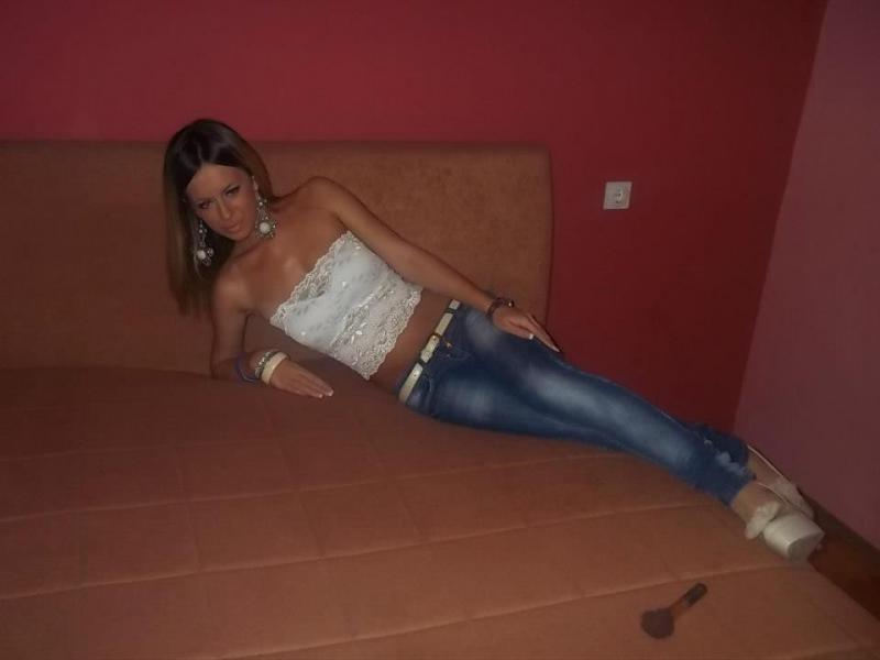 10P Slutty amateur girlfriend teasing her pal while posing