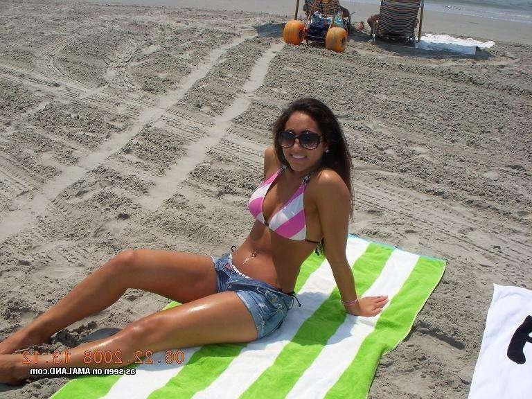 10P Hot amateur babes teasing and posing in bikinis