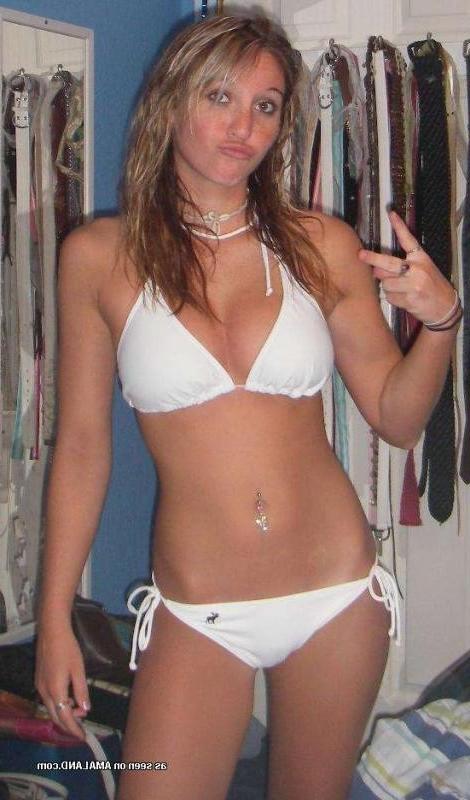 10P Hot amateur babes teasing and posing in bikinis