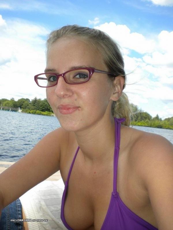 10P Collection of a naughty non-nude babe selfshooting