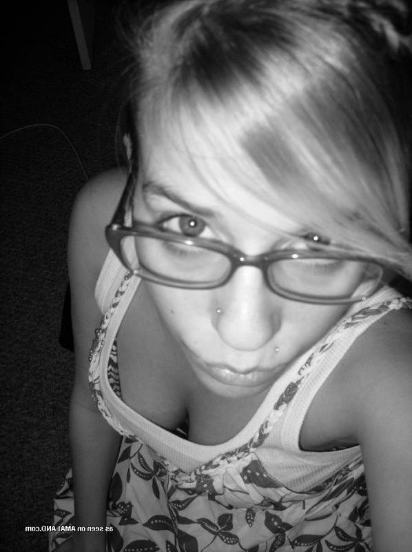 10P Collection of a naughty non-nude babe selfshooting