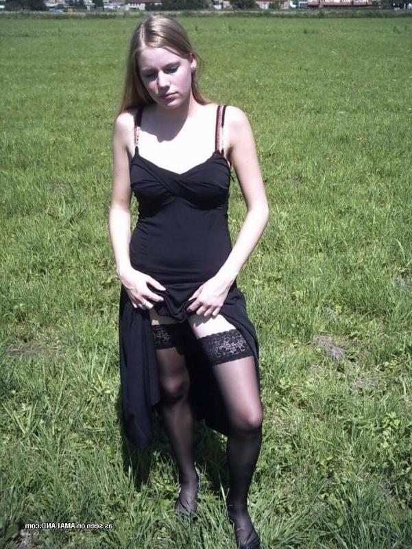 14P Photos of hot sexy non-nude girlfriends posing outdoors