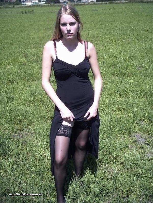 14P Photos of hot sexy non-nude girlfriends posing outdoors