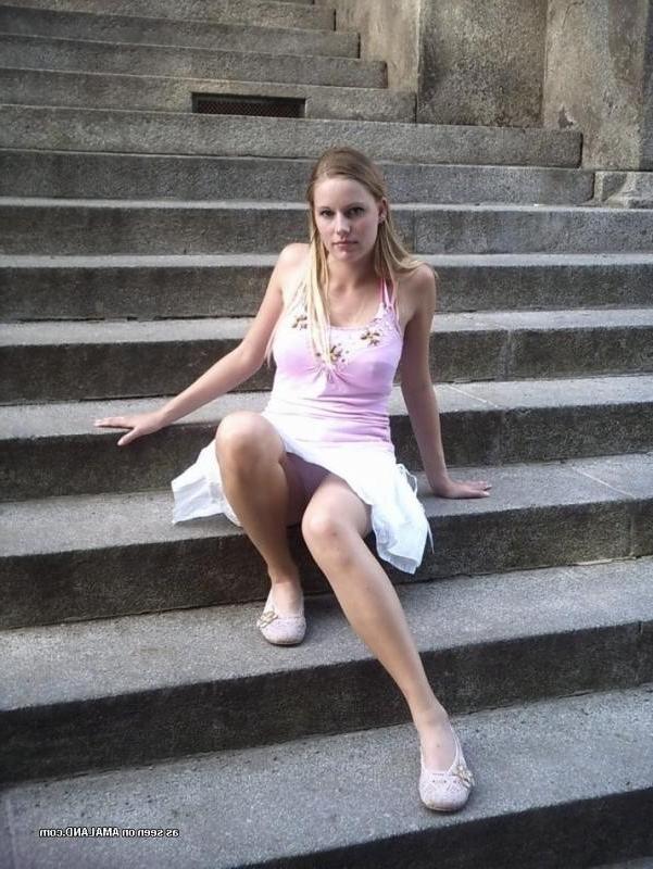 14P Photos of hot sexy non-nude girlfriends posing outdoors