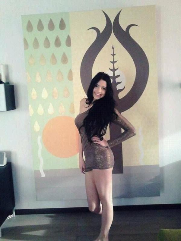 14P Gorgeous busty hottie being a tease on cam while posing