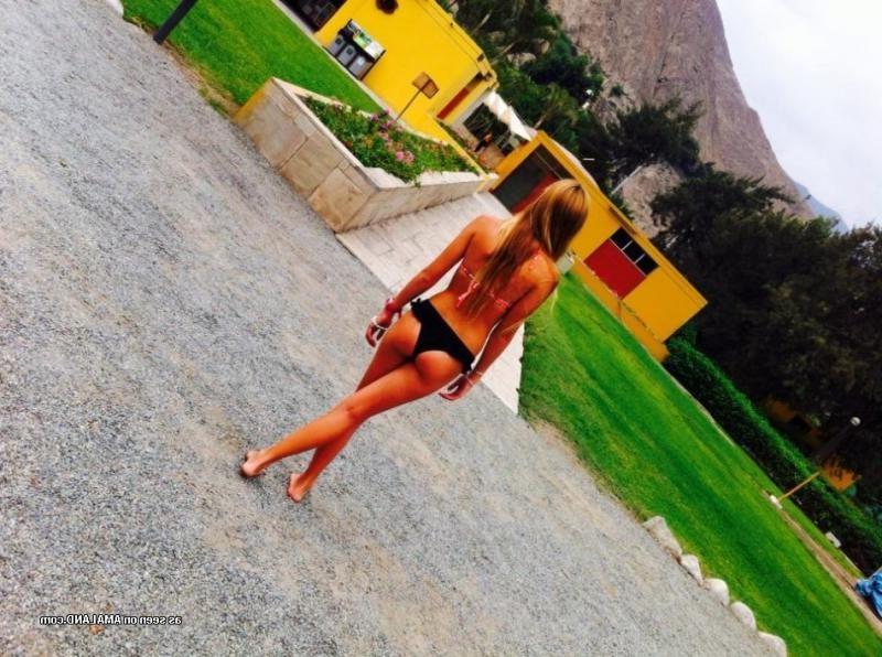 14P Amateur bikini-clad chicks posing sexy on cam