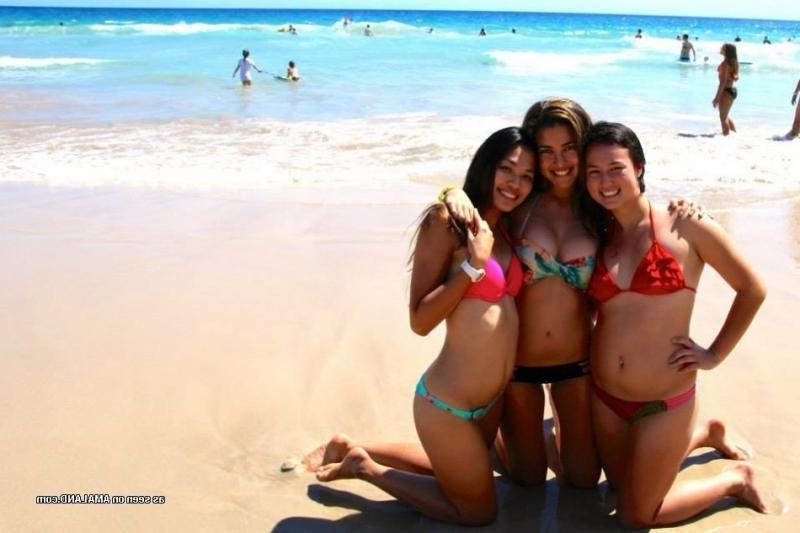 14P Amateur bikini-clad chicks posing sexy on cam