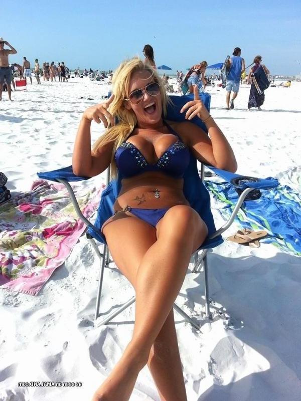 14P Amateur bikini-clad chicks posing sexy on cam