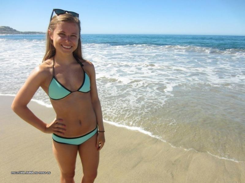 14P Amateur bikini-clad chicks posing sexy on cam