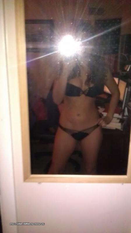 10P Collection of an amateur chick posing in her lingerie