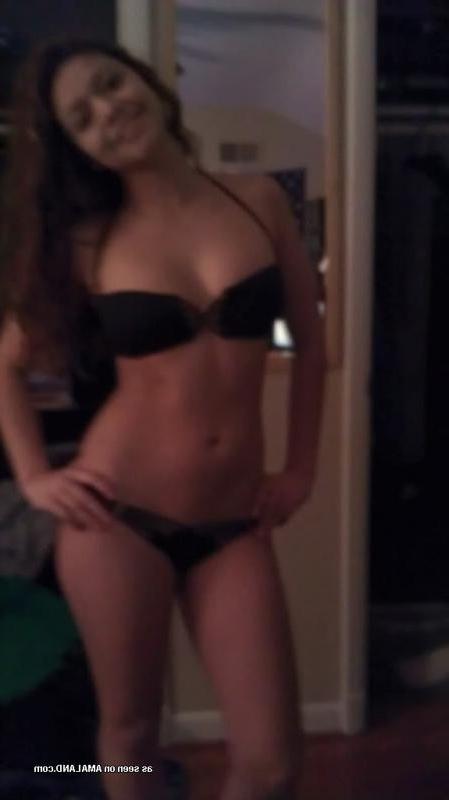 10P Collection of an amateur chick posing in her lingerie