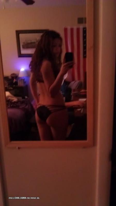10P Collection of an amateur chick posing in her lingerie