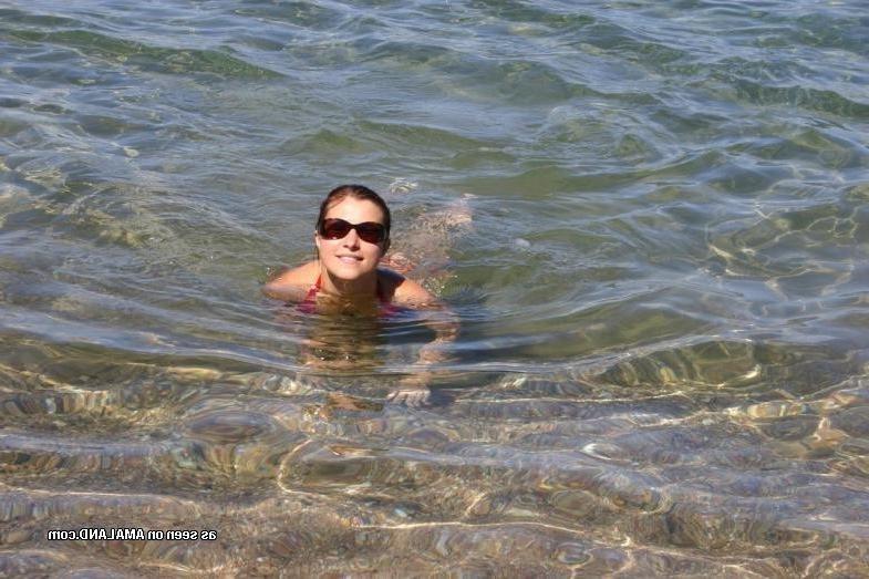 10P Amateur slim chick posing in her red bikini outdoors
