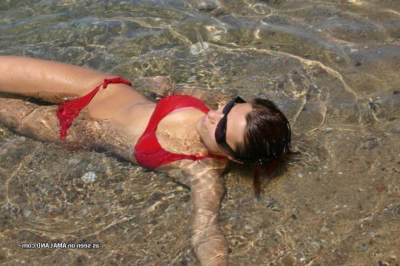 10P Amateur slim chick posing in her red bikini outdoors