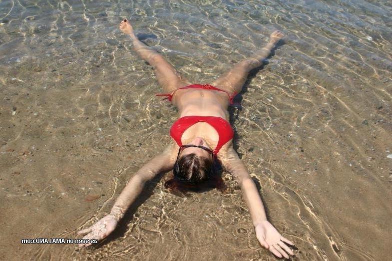 10P Amateur slim chick posing in her red bikini outdoors