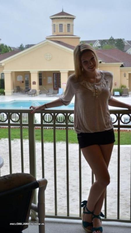 10P Hot amateur non-nude girlfriends posing for the cam