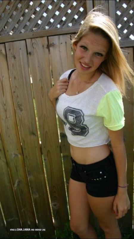 10P Hot amateur non-nude girlfriends posing for the cam