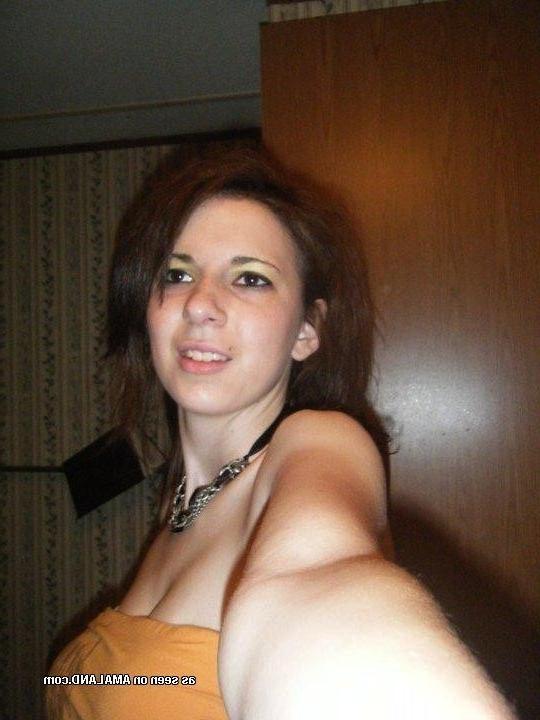 10P Hot amateur non-nude girlfriends posing for the cam