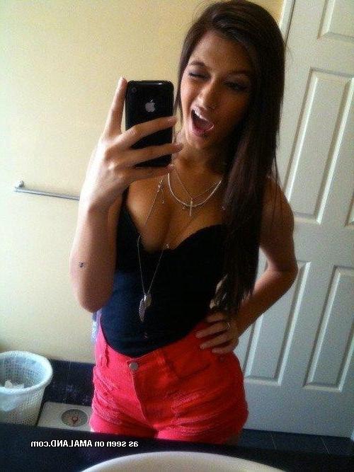 14P Photos of hot sexy non-nude honeys enjoy camwhoring
