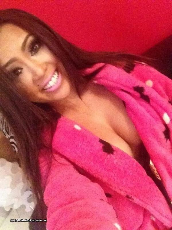 10P Big-tittied Asian babe showing off her sexy body