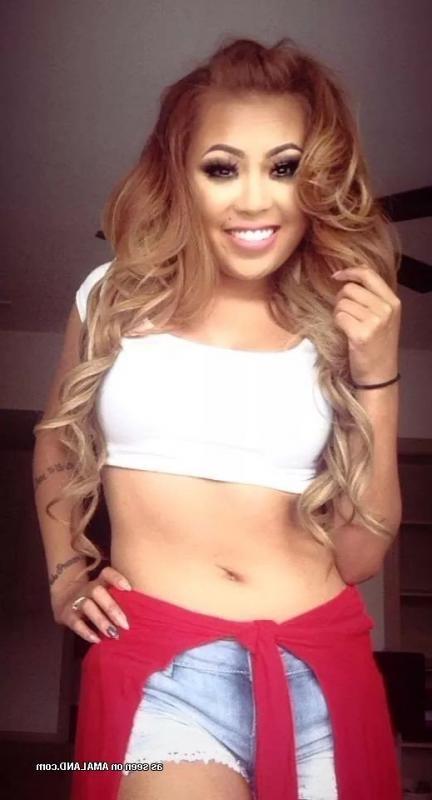 10P Big-tittied Asian babe showing off her sexy body