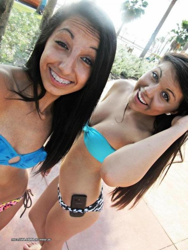 10P Selection of sexy non-nude babes posing in their bikinis