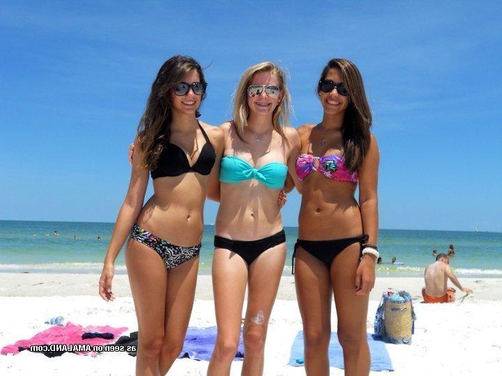10P Selection of sexy non-nude babes posing in their bikinis
