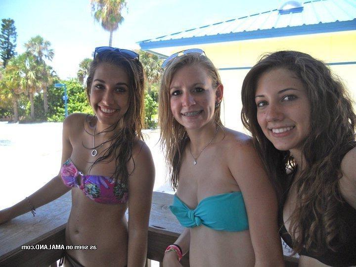 10P Selection of sexy non-nude babes posing in their bikinis
