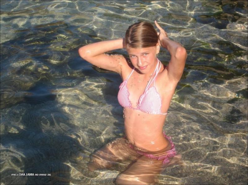 10P Collection of amateur non-nude chicks posing sexy
