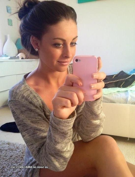 10P Gallery of an amateur non-nude babe posing sexy on cam